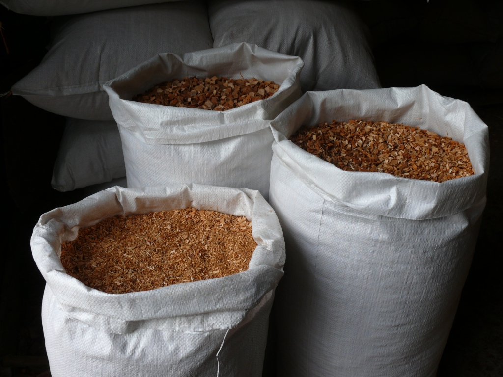 Щепа для копчения : виды, фракции и применение